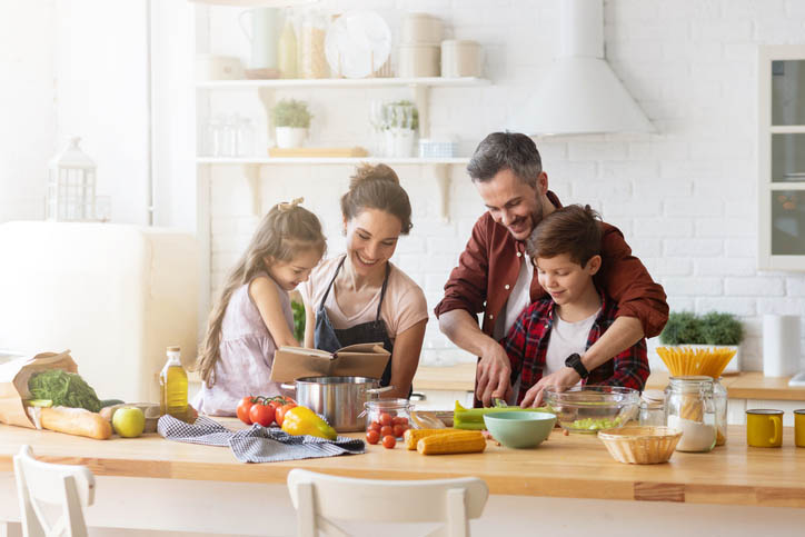 gezin bereid maaltijd met 14 voedingsstoffen voor immuunsysteem