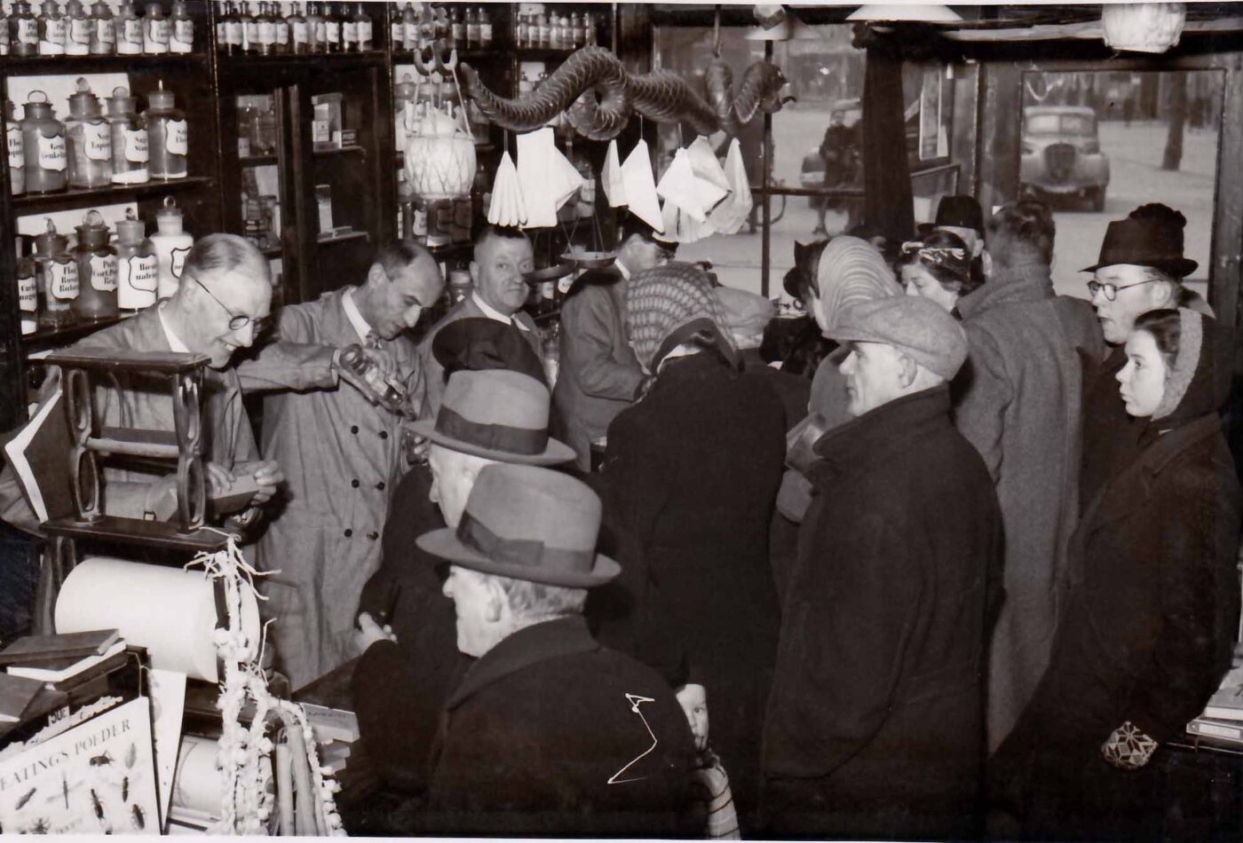 drukke winkel in 1943 personeel