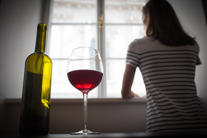 alohol in glas wijn met vrouw