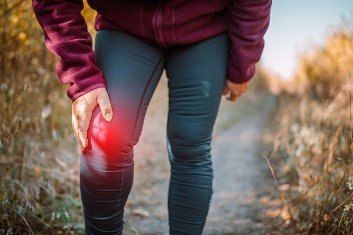 artrose of osteo-artritis man met pijn knie