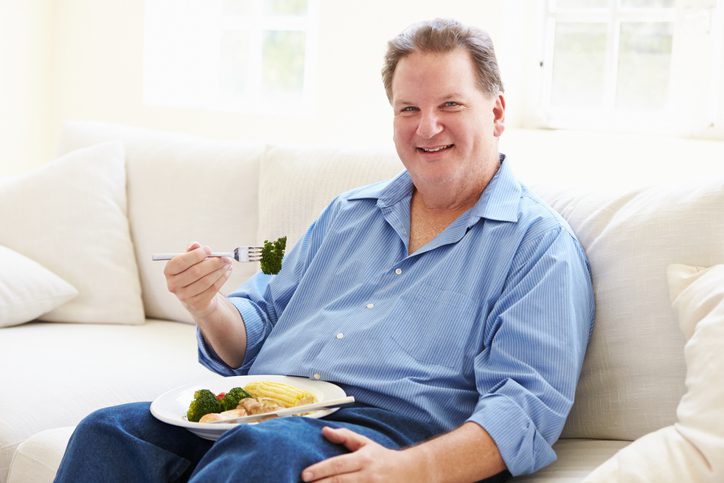 oestrogeendominantie bij mannen, man eet gezonde maaltijd