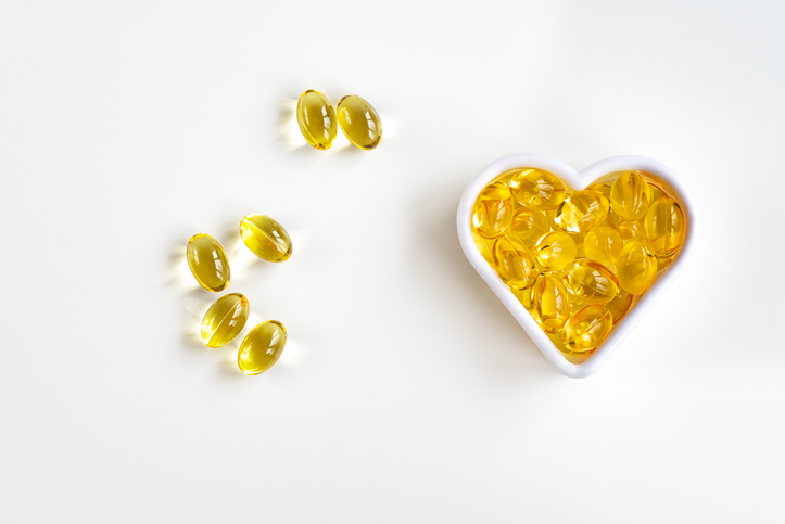 Omega-3 visvetcapsules in de vorm van een hart voor het cardiovasculaire systeem van het lichaam. Bekijk van bovenaf