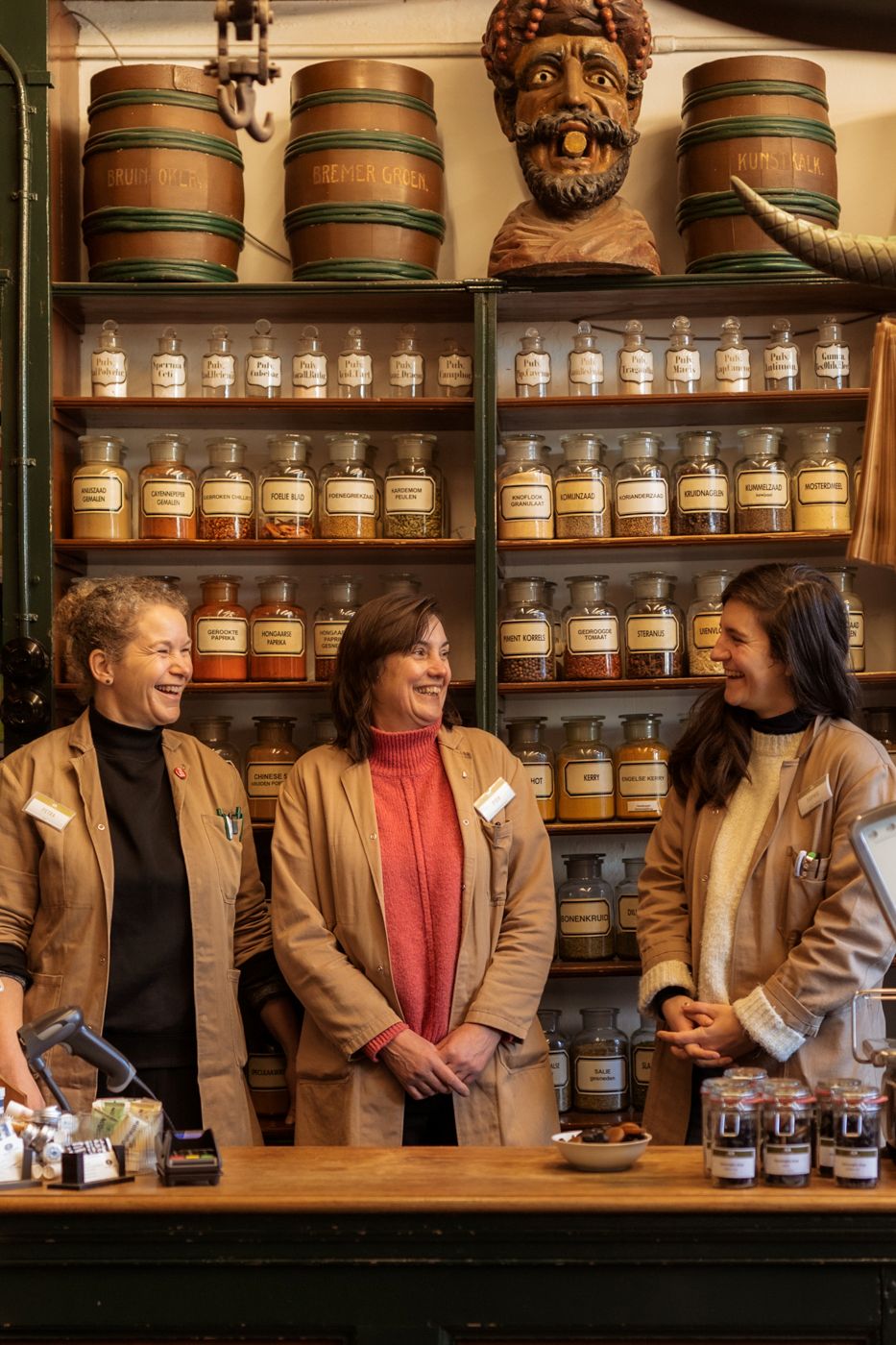 Pien, Petra en Sophie bij toonbank winkel met stopfles achtergrond