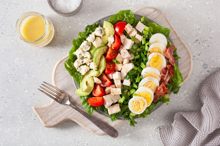 gezonde Amerikaanse Cobb-salade met eierbacon, avocado-kiptomaat. stevig