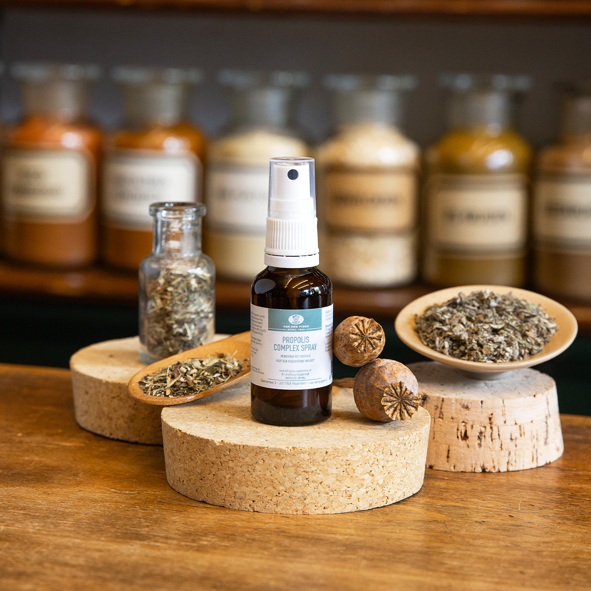 bruin glazen flesje propolis complex spray 30 ml op kurk en ondergrond met decoratie kruiden