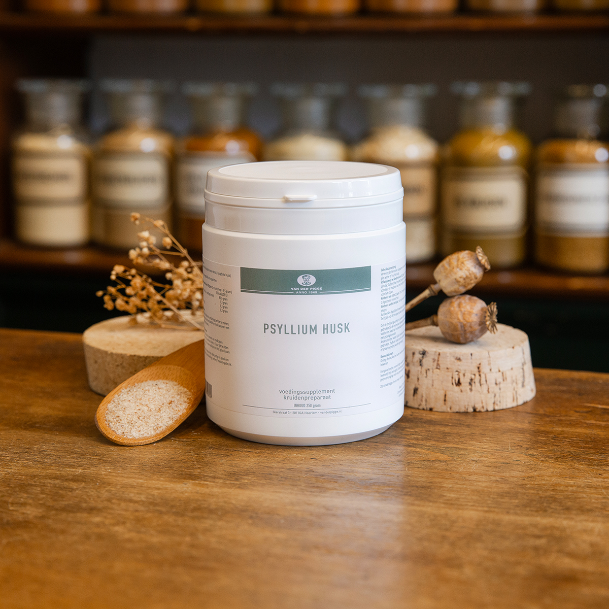 Wit plastic pot psyllium husk 250 gram met houten ondergrond en decoratie kruiden