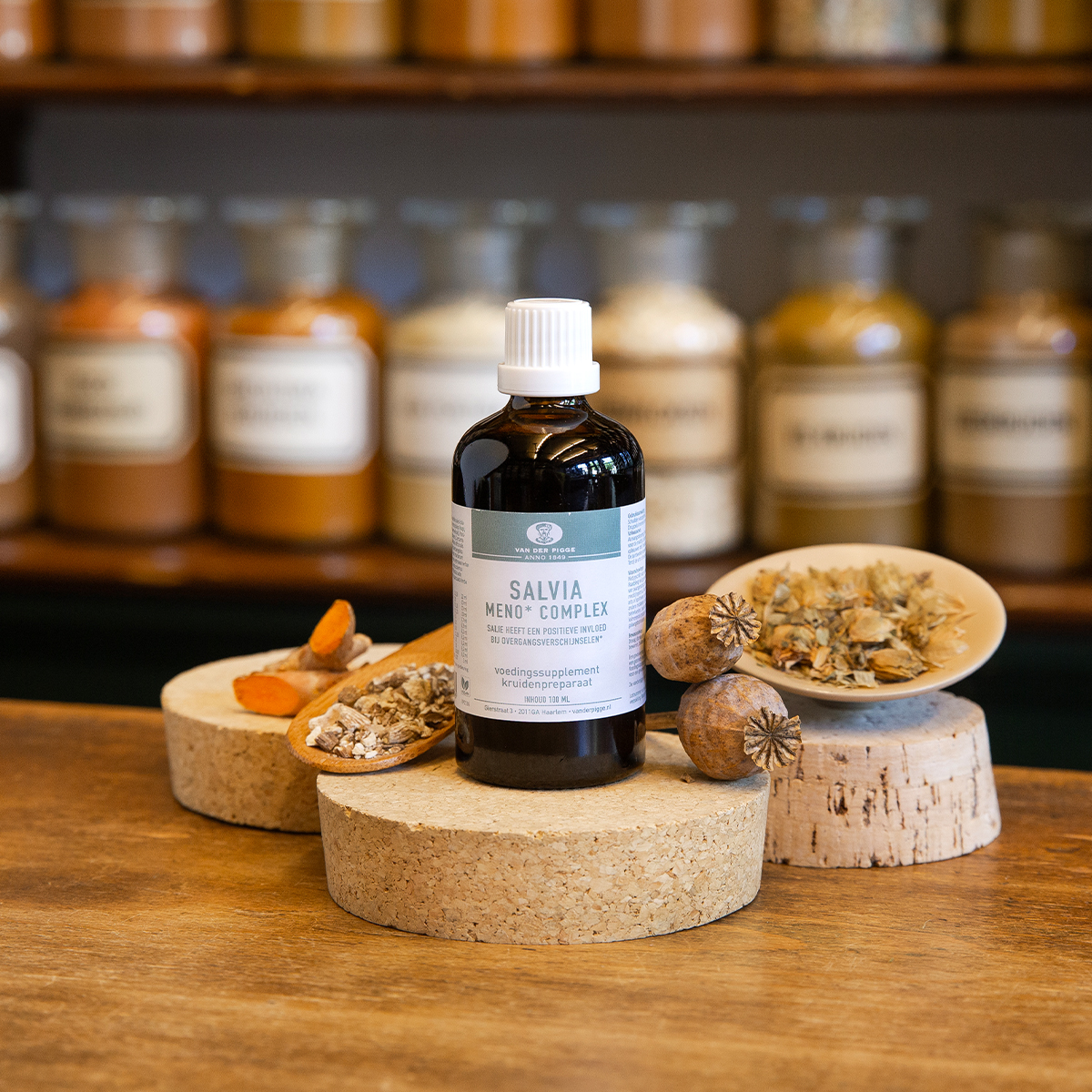 bruin glazen flesje Salvia meno complex 100 ml op een kurk en houten toonbank met decoratiekruiden