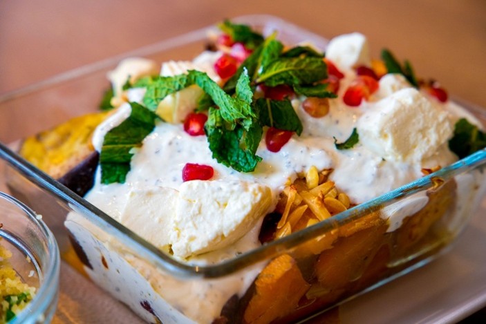 maaltijd met yoghurt en munt met granaatappelpitjes