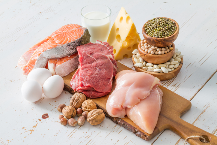 selectie van dierlijke en plantaardige eiwitrijke en fosfaatrijke voeding zoals zalm, vlees, eieren, zuivel en bonen op witte achtergrond