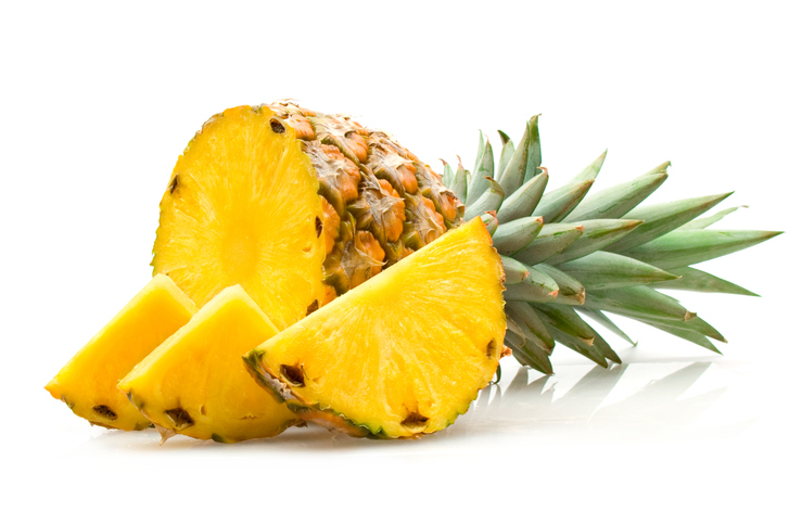 ananas gesneden met kroon