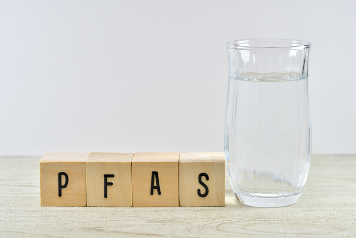 pfas blokjes letters met glas water