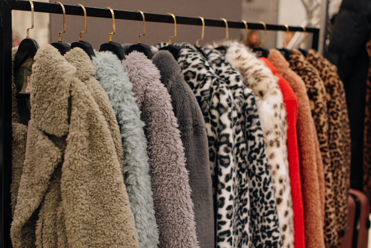 synthetische kleding; diverse jassen op een rek