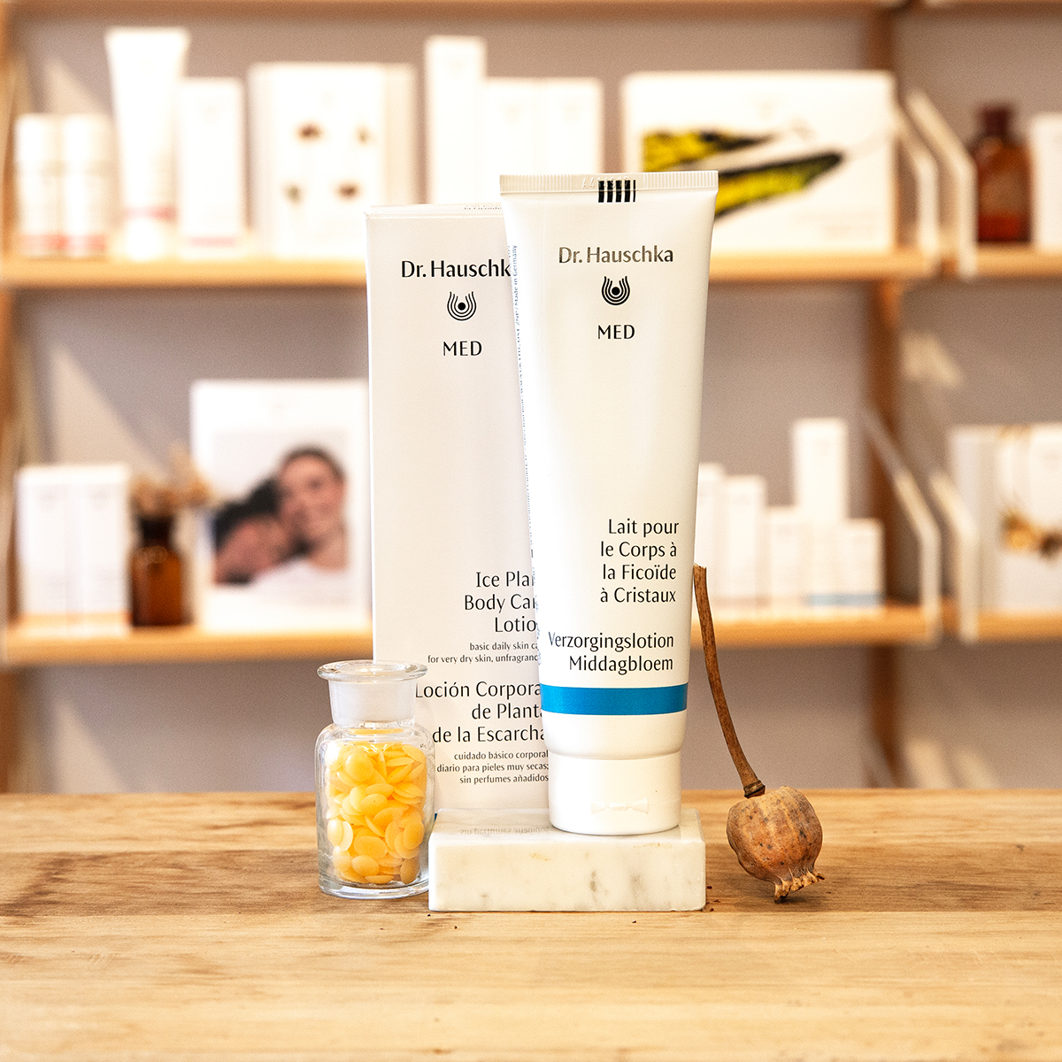 verzorgingslotion middagbloem tube en doos sfeerbeeld