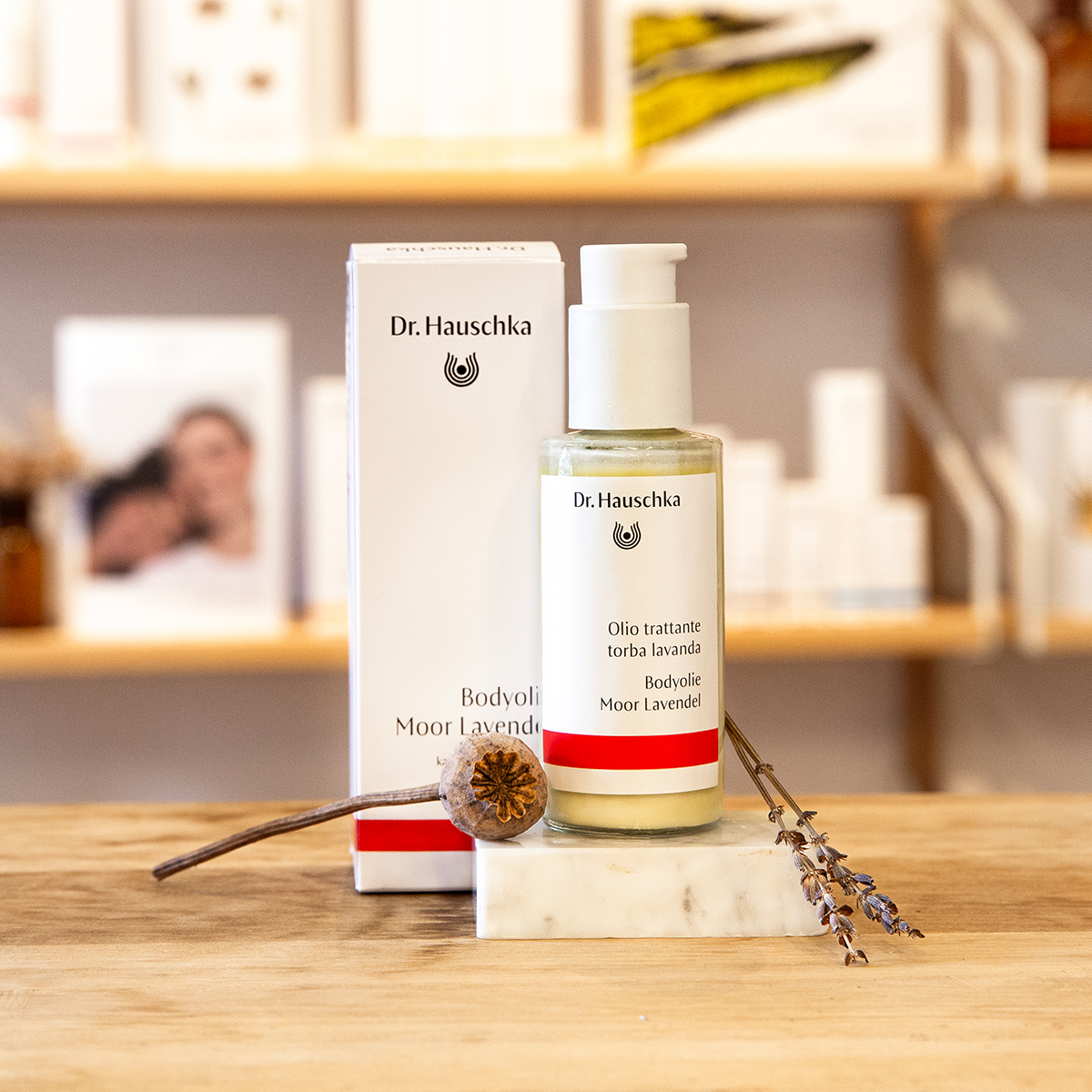 dr hauschka bodyolie moor lavendel houten ondergrond; sfeerbeeld