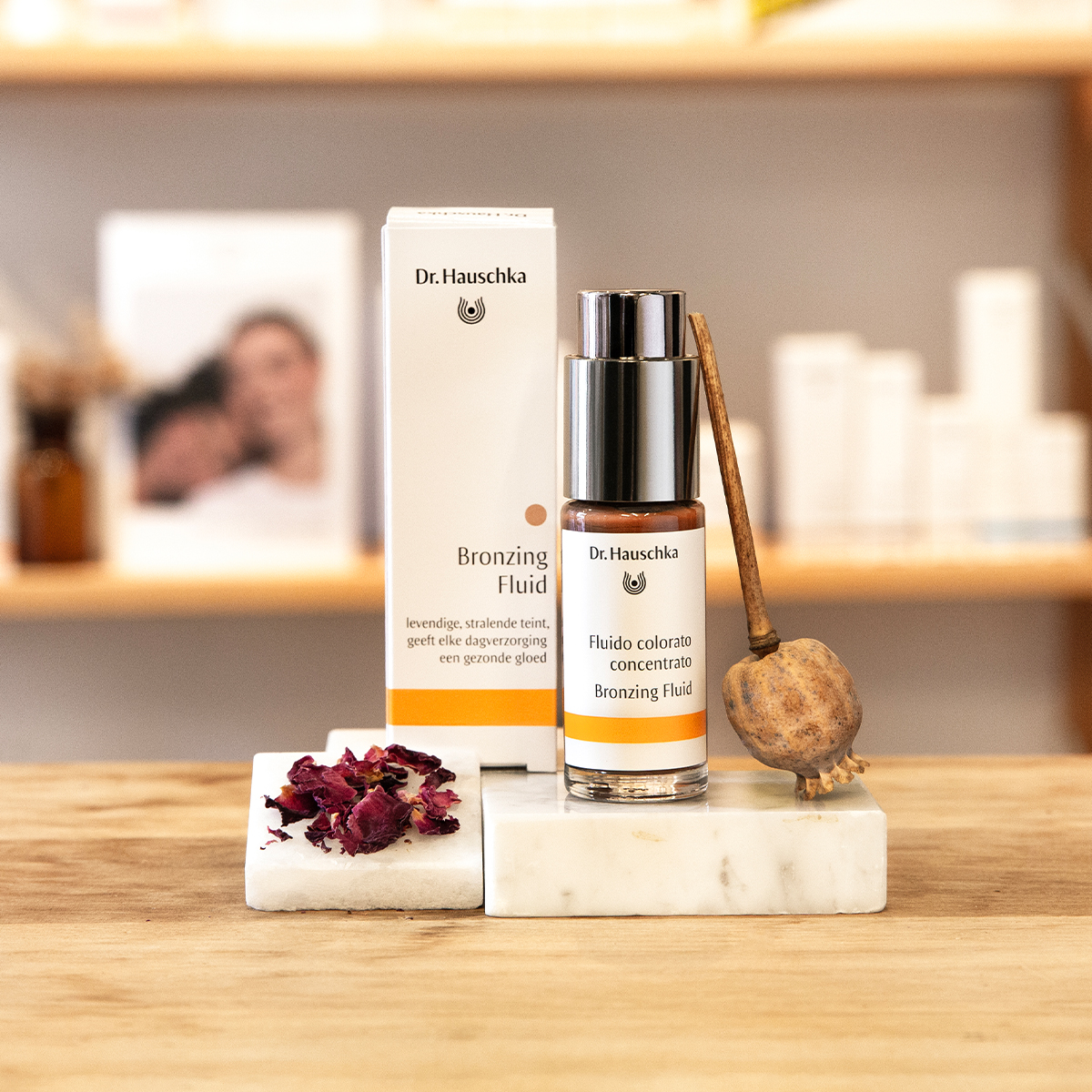 dr. hauschka bronzing fluid glazen flesje met doosje, sfeerbeeld