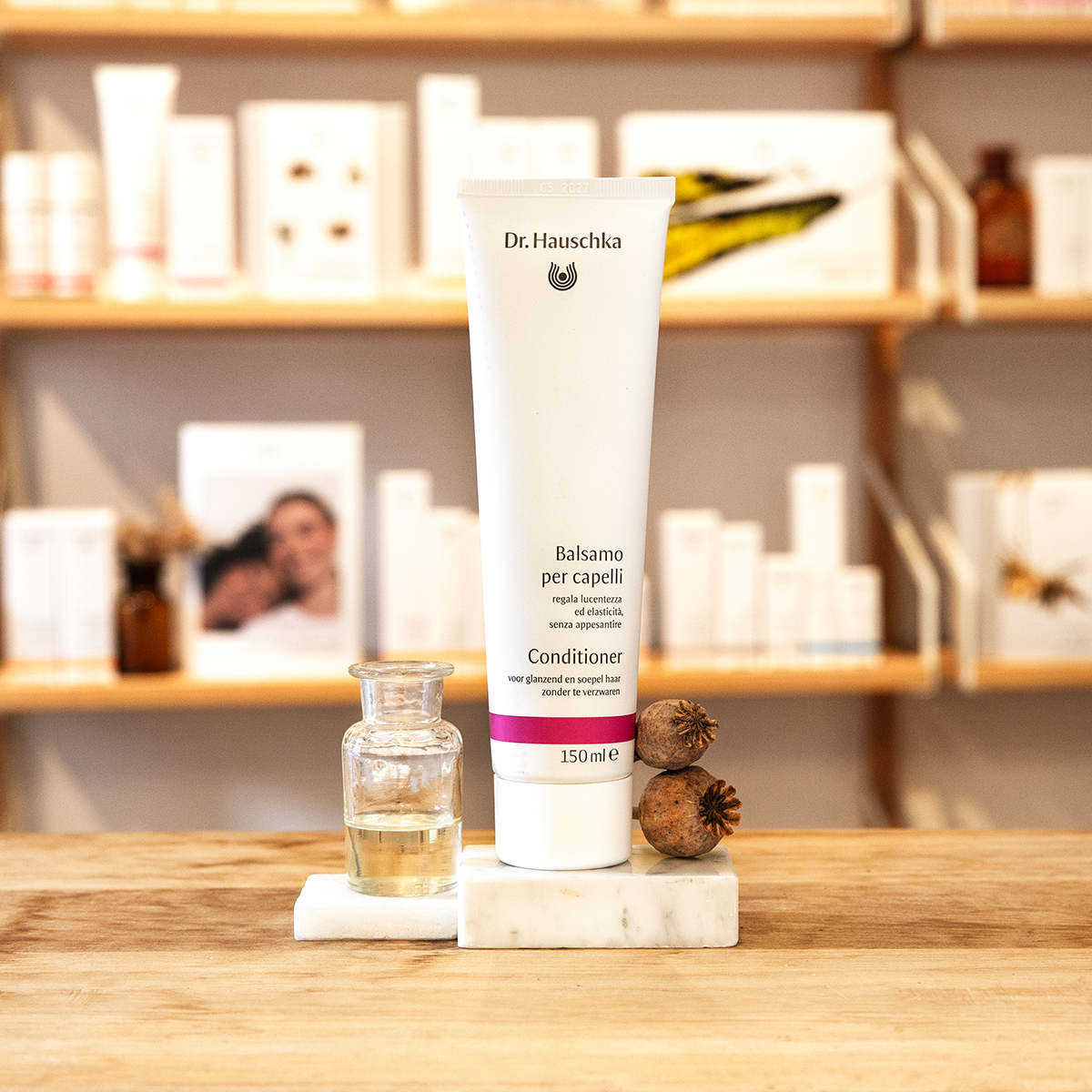 dr hauschka conditioner op houten ondergrond, sfeerbeeld