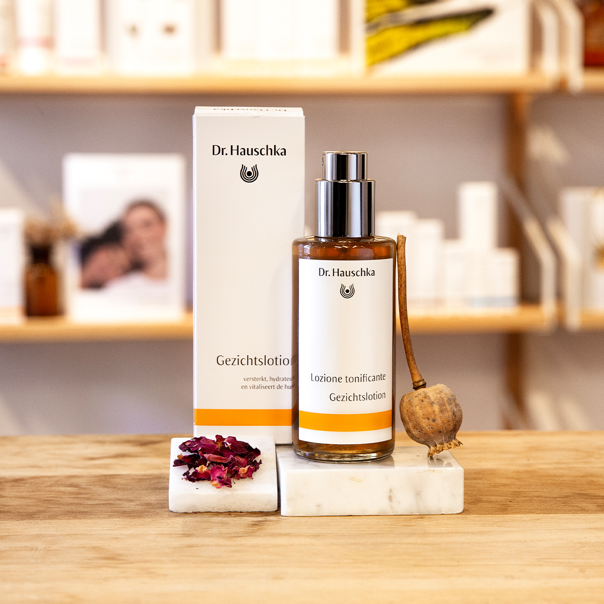 dr hauschka gezichtslotion fles en doos houten ondergrond sfeerbeeld