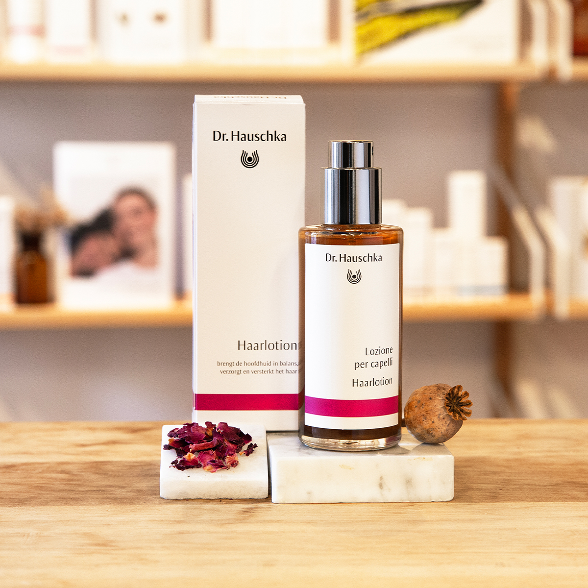 dr hauschka haarlotion fles en doos houten ondergrond, sfeerbeeld