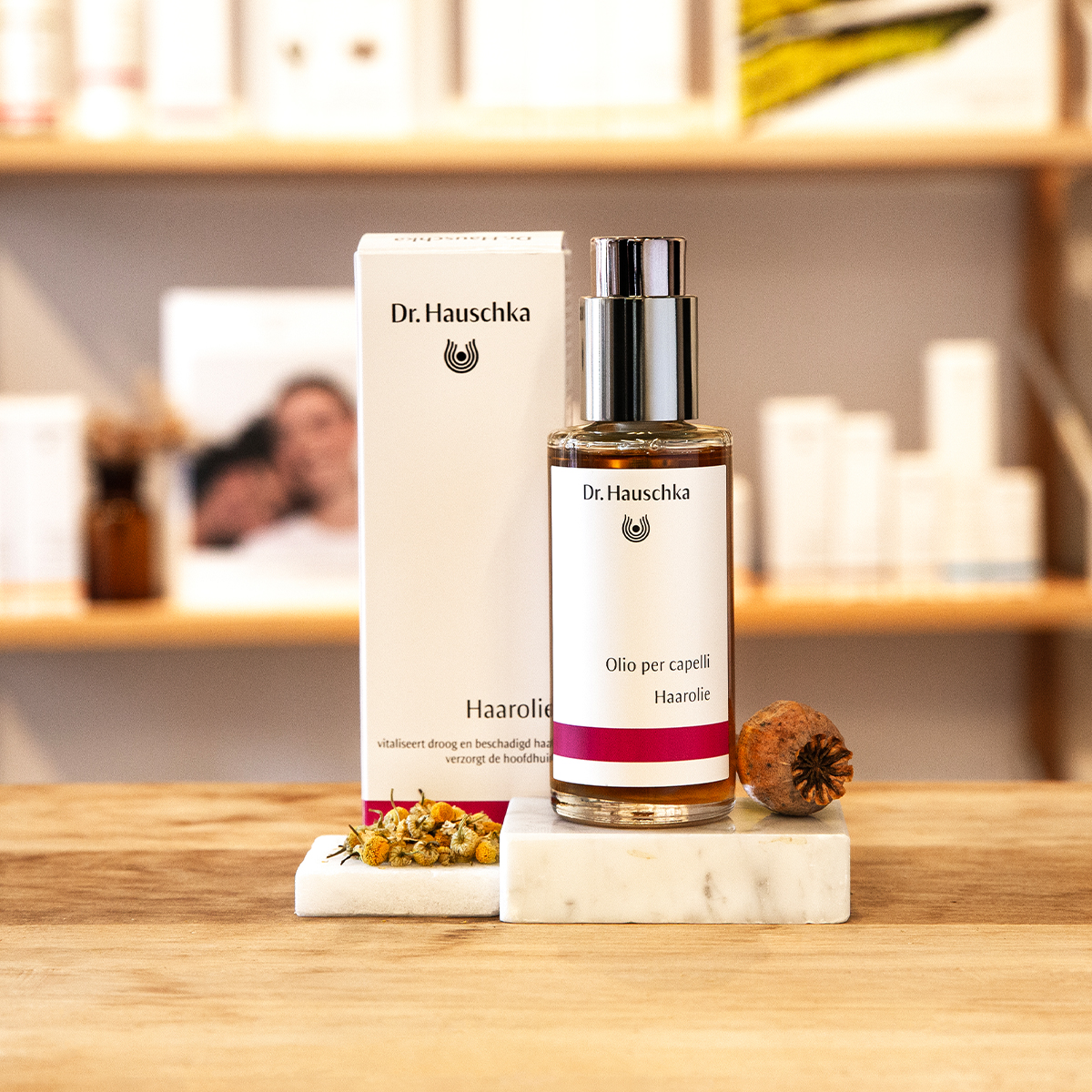 dr hauschka haarolie fles en doos op houten ondergrond, sfeerbeeld