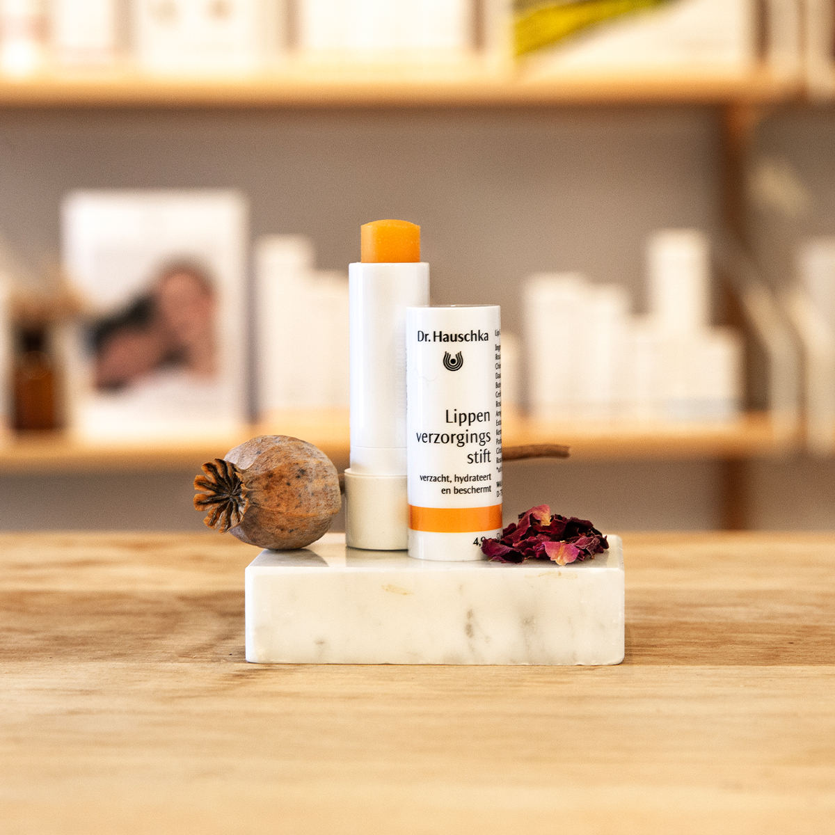 dr hauschka lippenverzorgingsstift op houten ondergrond, sfeerbeeld