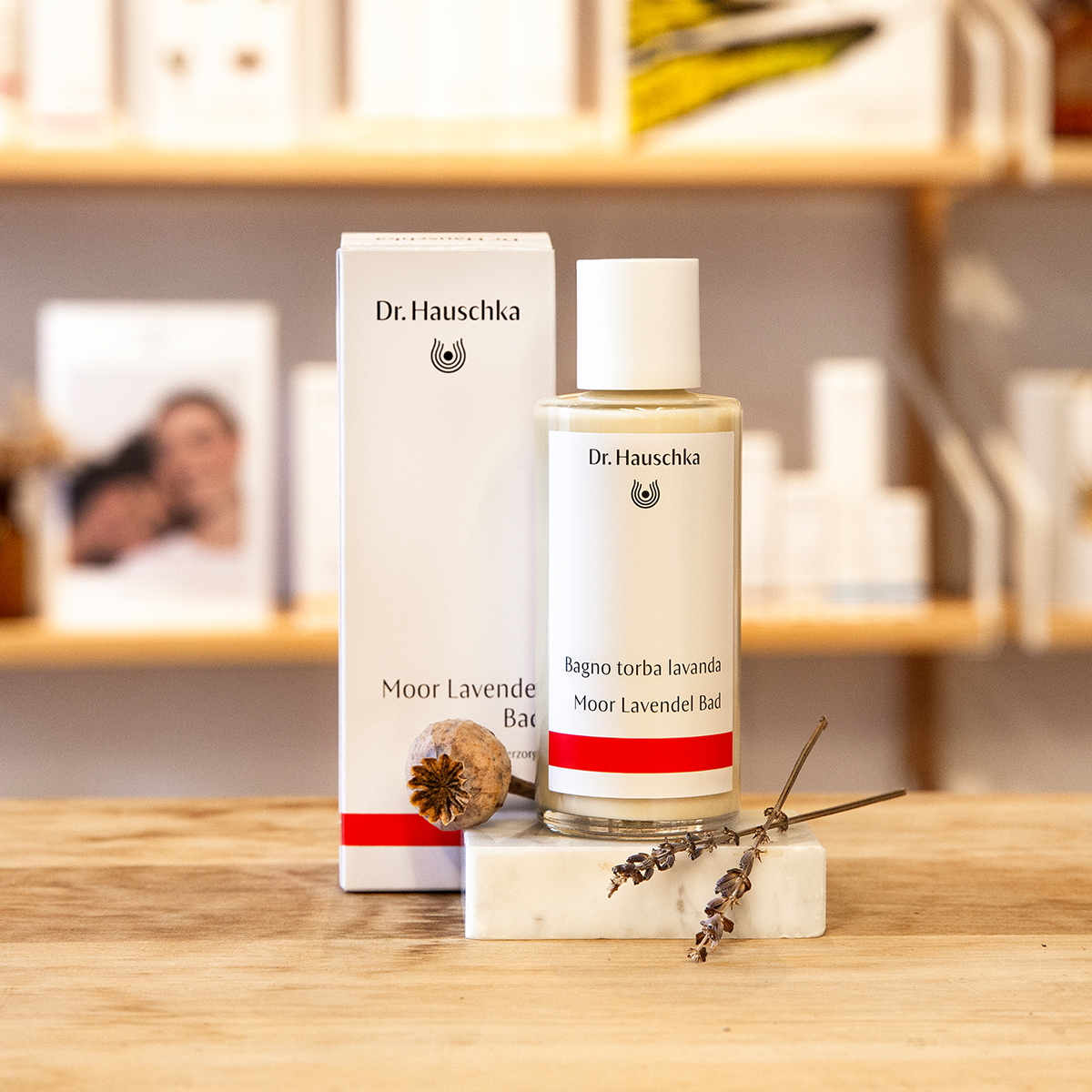 hauschka moor lavendel bad verpakking in de winkel met houten ondergrond