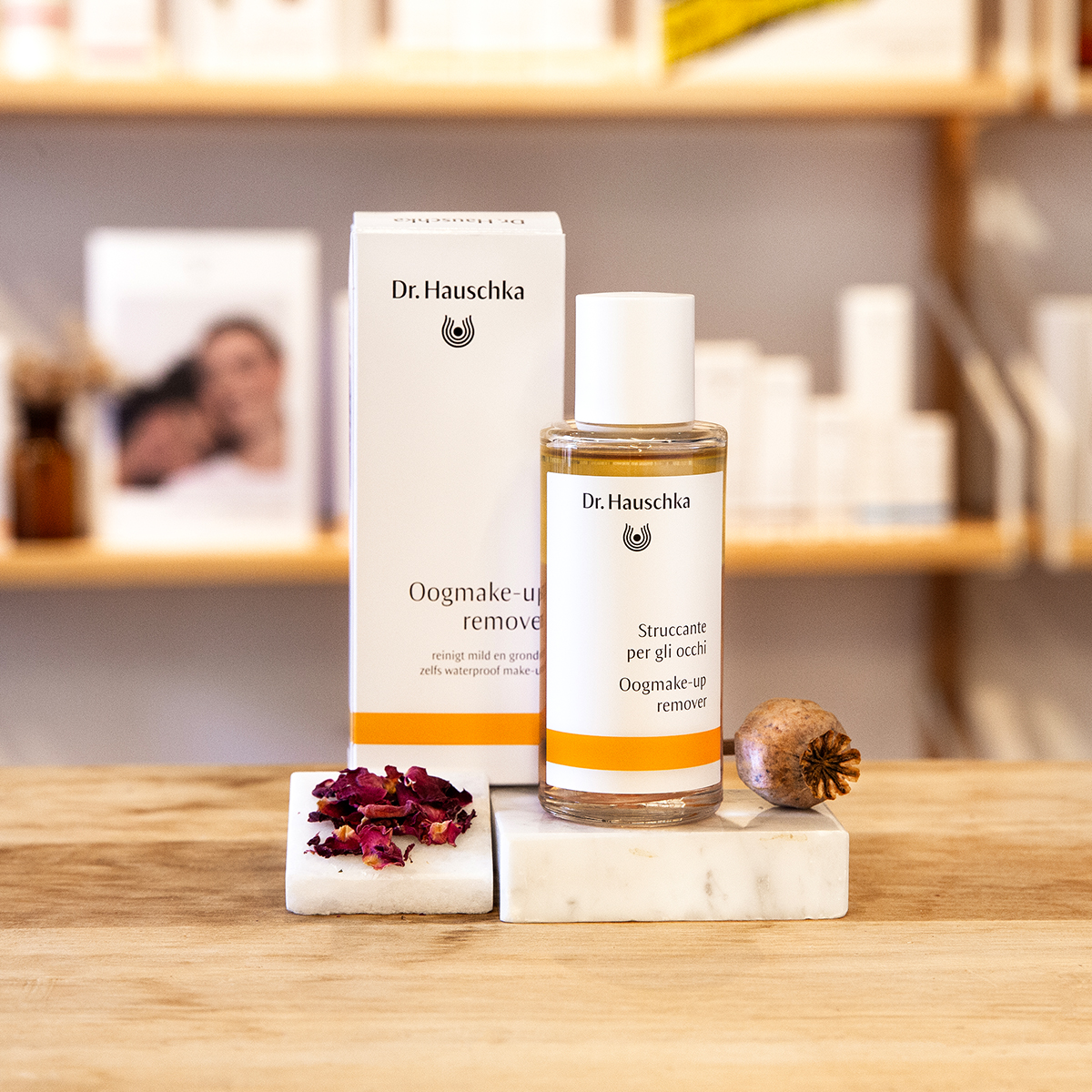 dr. hauschka oogmake-up remover fles en doos; sfeerbeeld