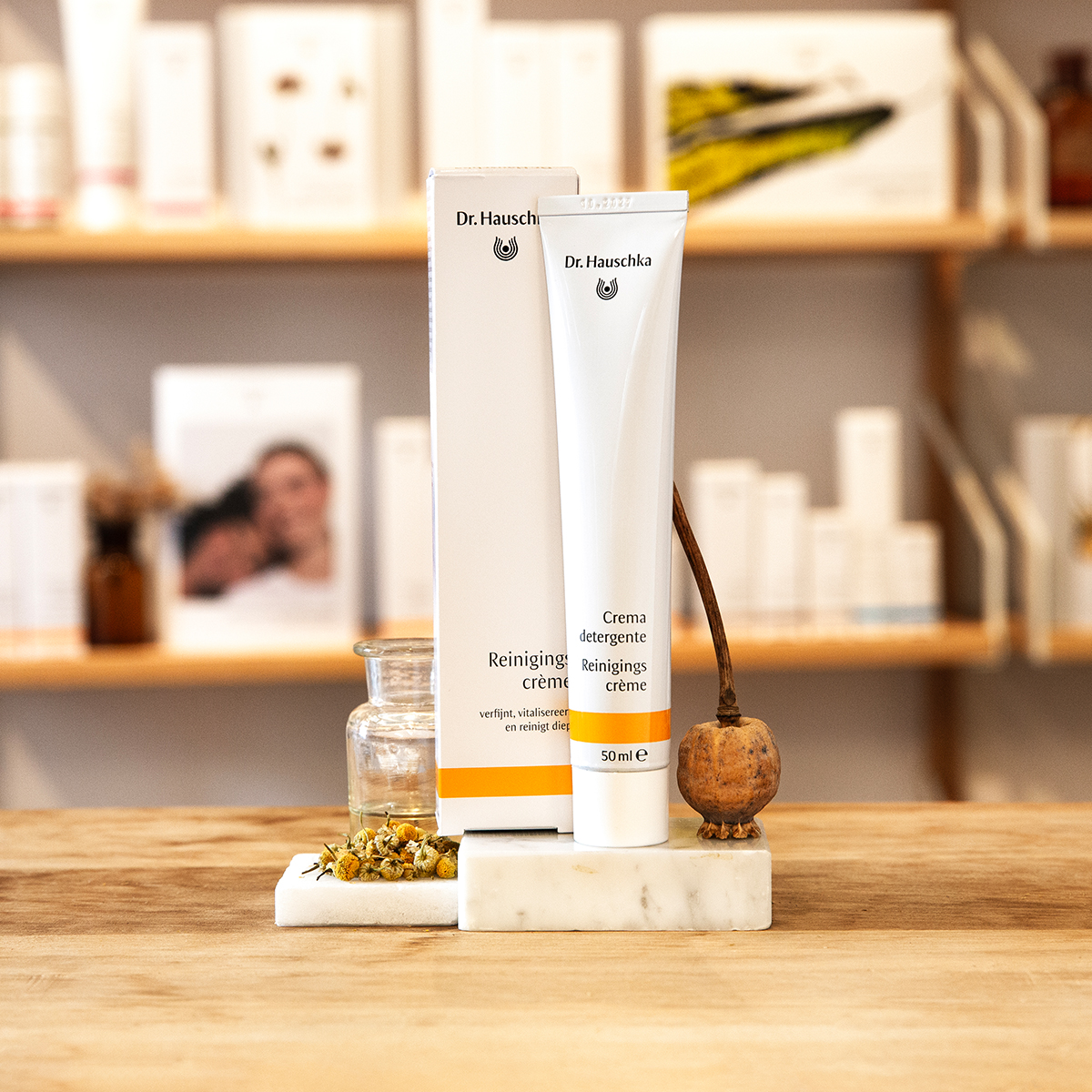 dr. hauschka reinigingscrème tube en doos sfeerbeeld