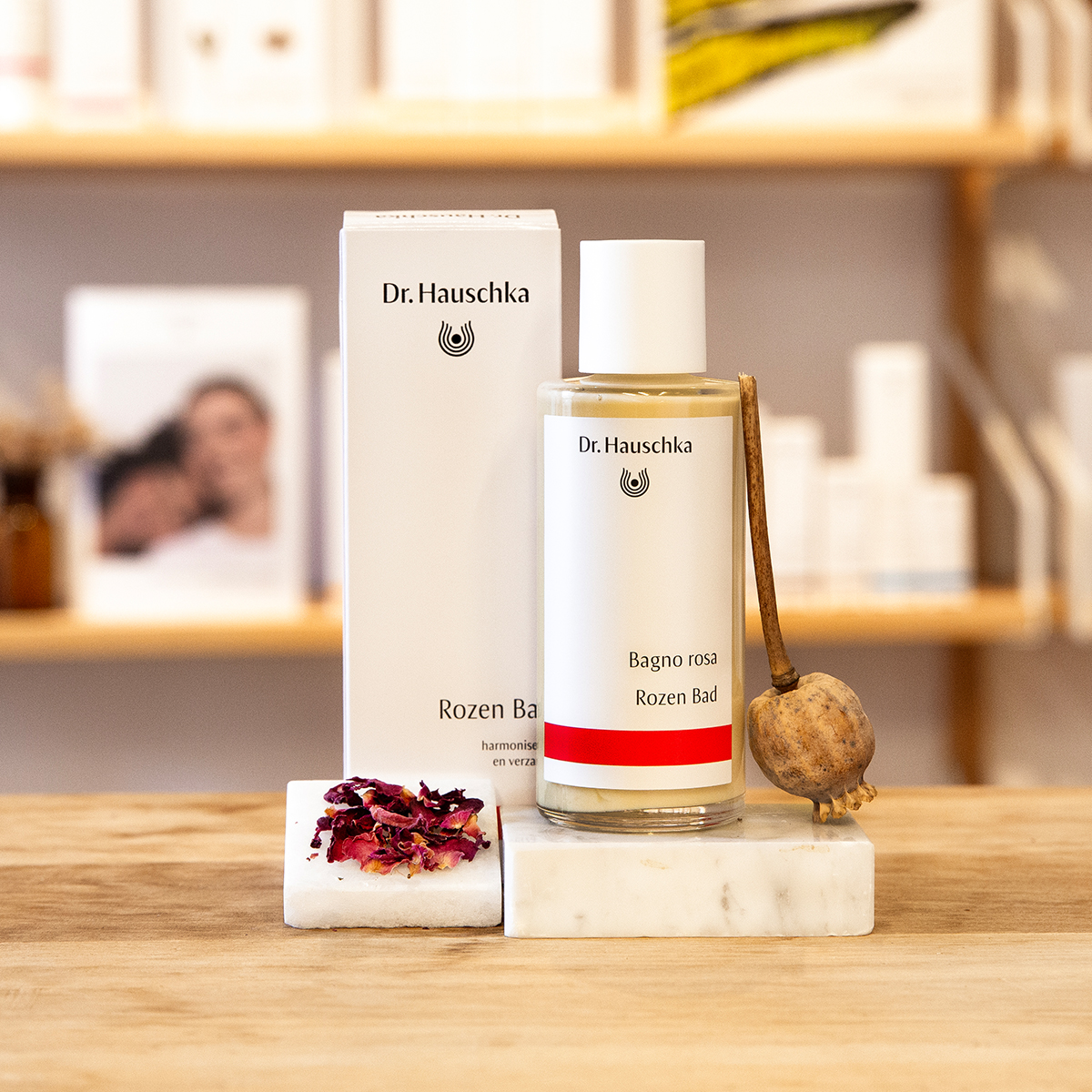 dr hauschka rozenbad fles en doosje op houten ondergrond