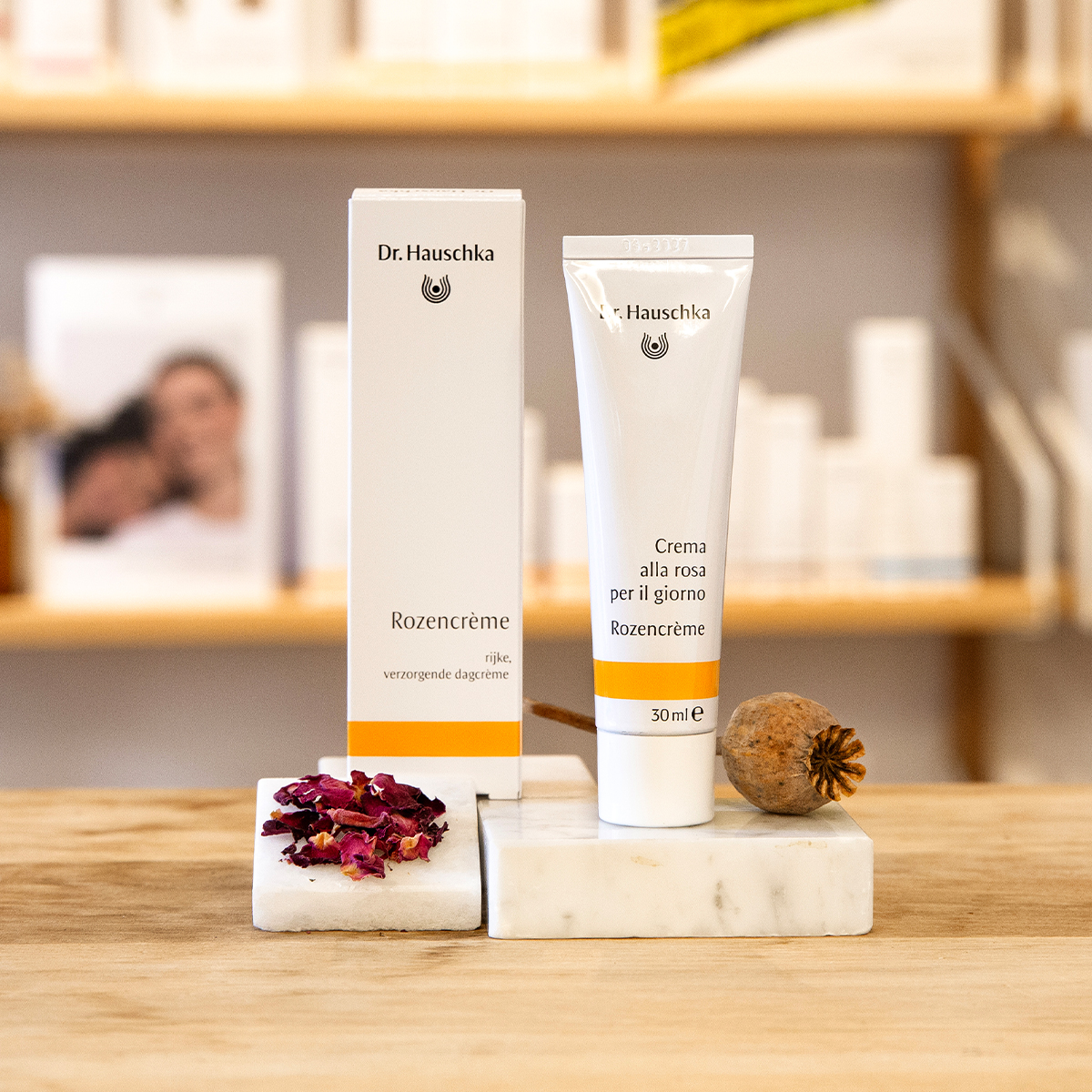dr. hauschka rozencrème doosje met tube sfeerbeeld