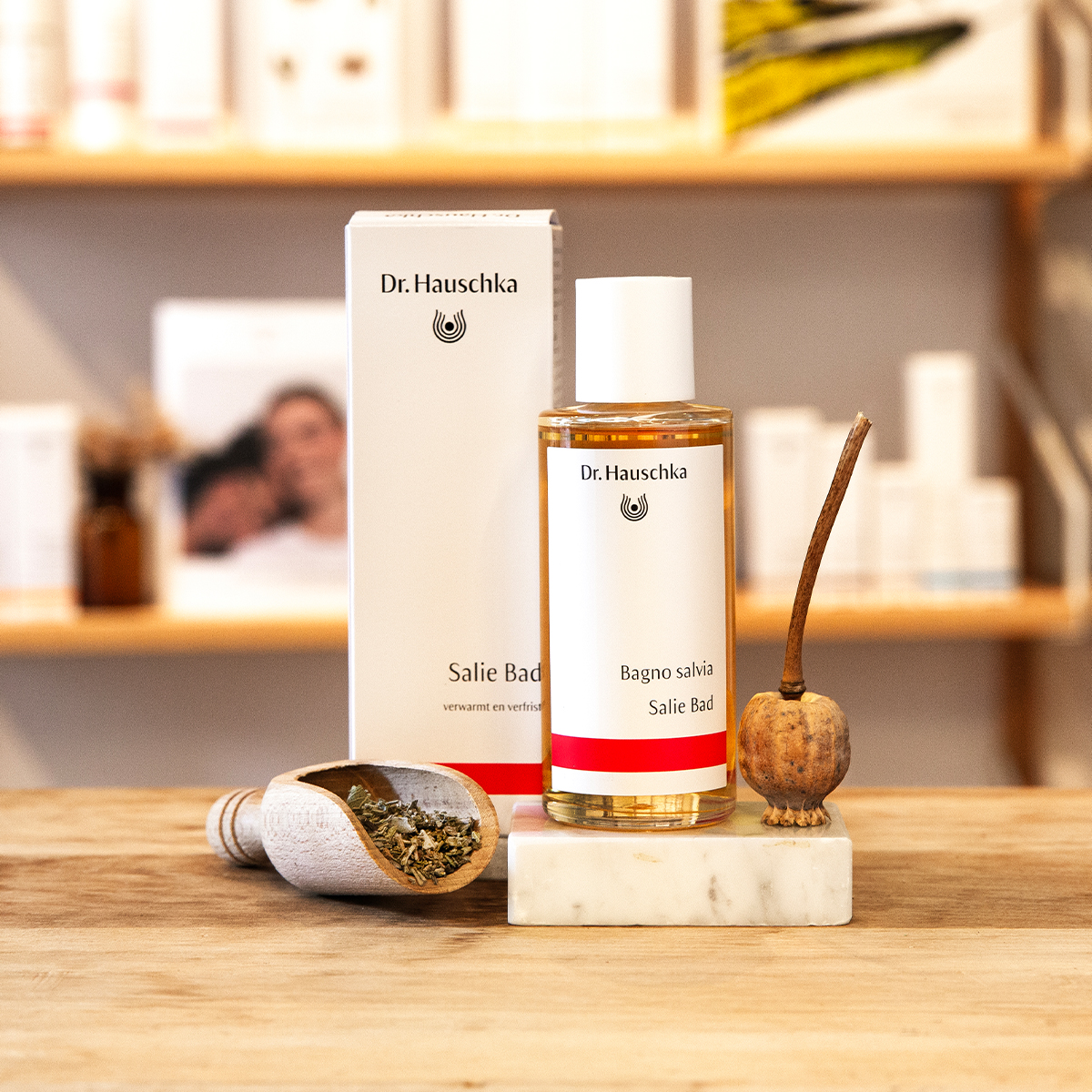 dr hauschka salie bad fles en doos op houten ondergrond, sfeerbeeld