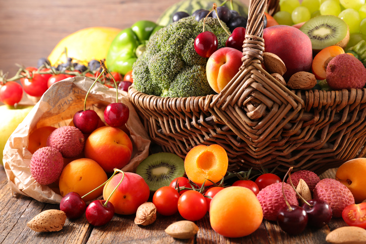 30 verschillende planten voor een gezond microbioom; stilleven met veel verschillende soorten groenten en fruit