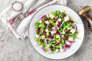 salade kidneyboon, kaas, rucola en ui