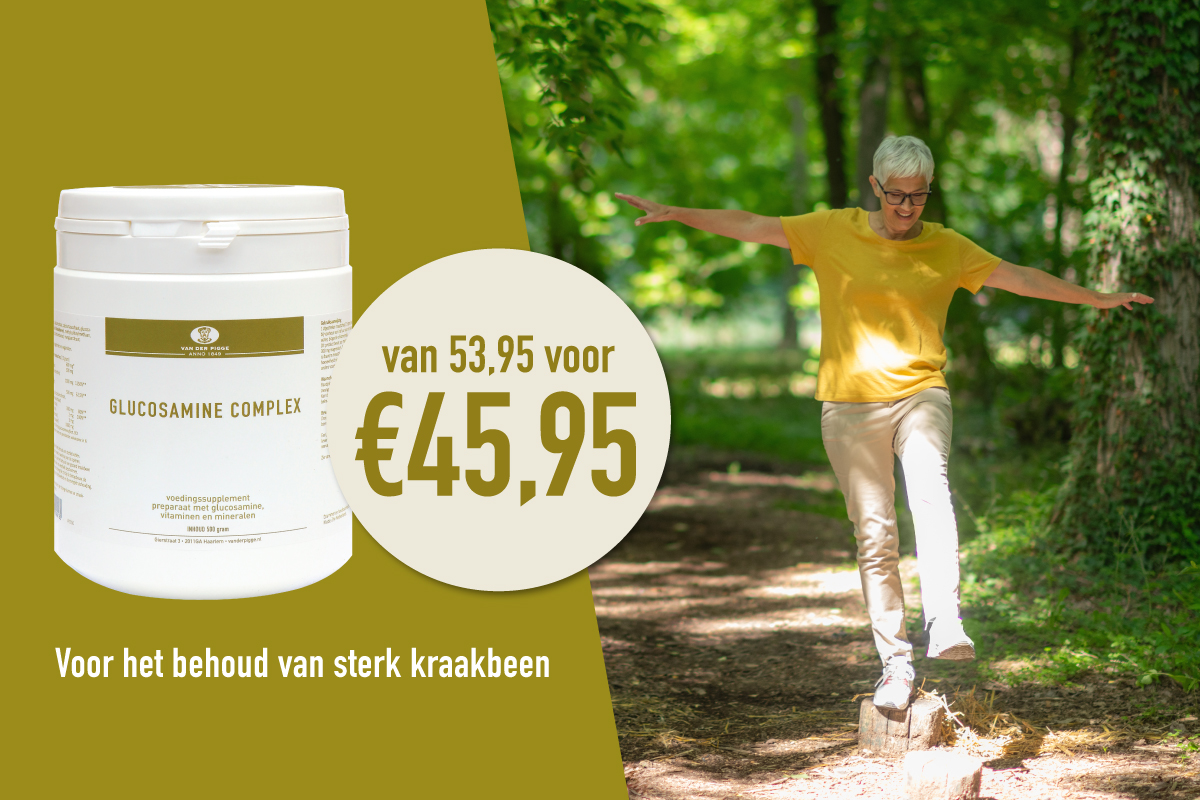 aanbieding poster met oudere vrolijke vrouw in het bos