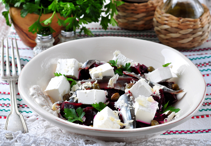 gedekte tafel met bietjes salade en haring en feta