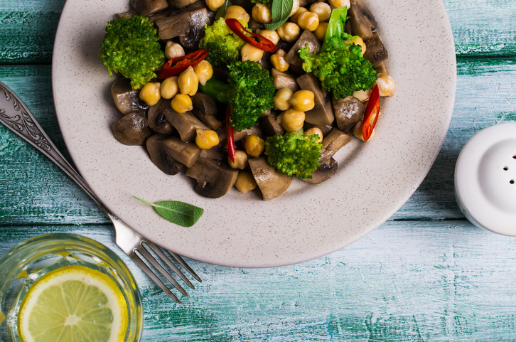 bimi roerbak met oesterzwammen en kapucijners