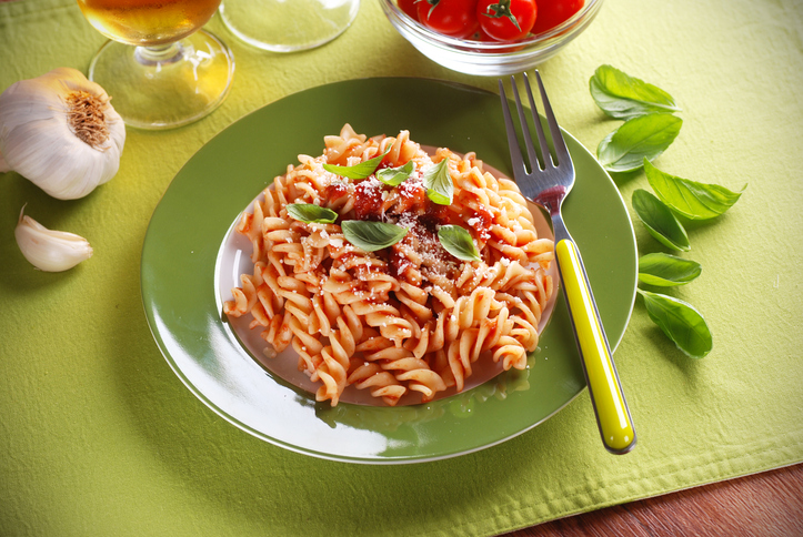 fusilli met tomatensaus en ansjovis