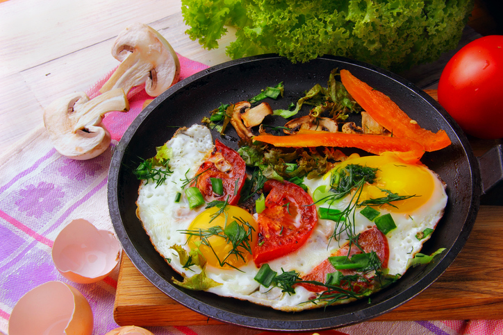 gebakken ei met paddenstoelen en aubergine