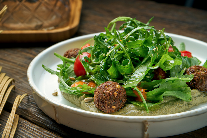 Lunchgerecht met rucola, linzen, falafel en paprika, tomaten