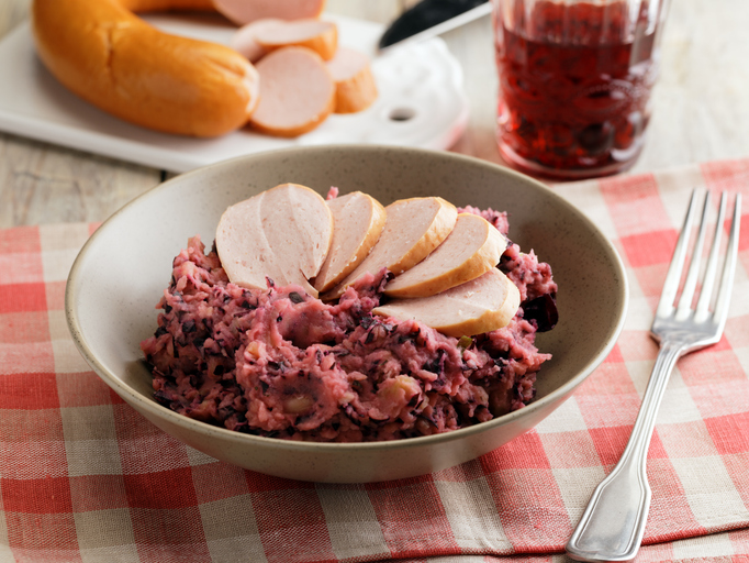 rode kool stamppot met rookworst geruit tafelkleed