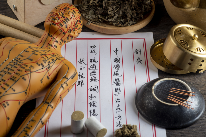 Achtergrond van moxibustie en Chinese kruidengeneeskunde. (Chinese karaktervertaling: Acupunctuur is een traditionele Chinese geneeskundige methode.)