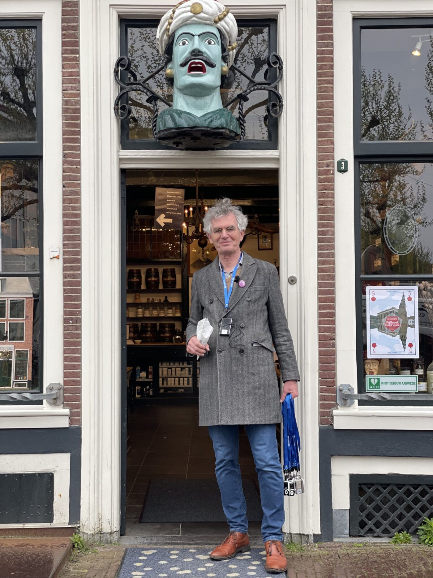 aart met zakje drop in de ingang van de winkel